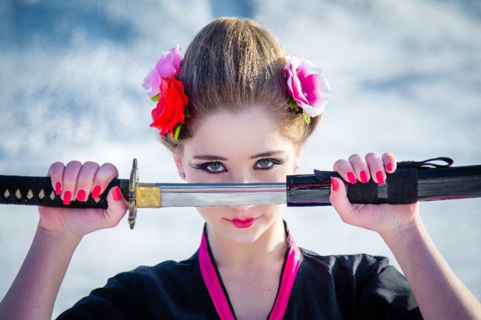 Examiner le montage et la qualité des accessoires du katana