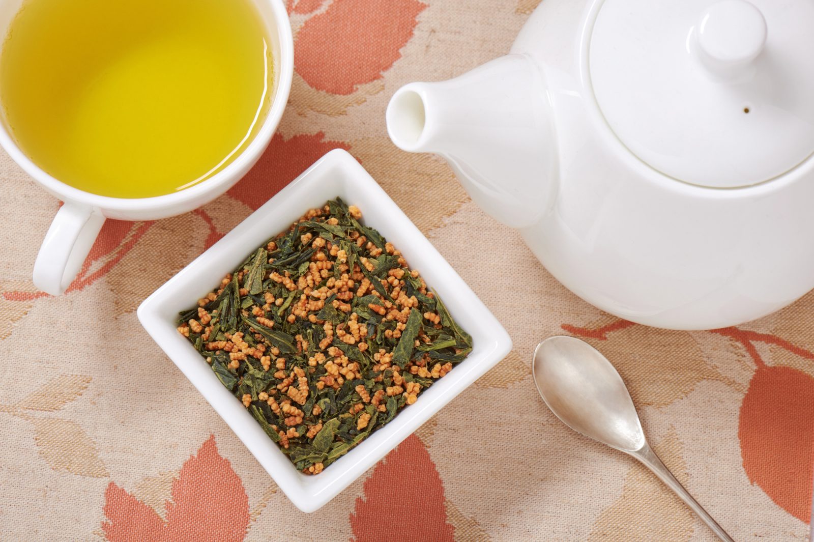 Le thé Genmaicha est un mélange du thé vert avec des grains de riz grillés, offrant un goût unique de noisette.